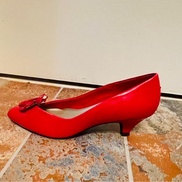 👠Sassy Connie Red Patent Kitten Heel Pumps & Decorative Flower Accent on Front! - Picture 13 of 16
